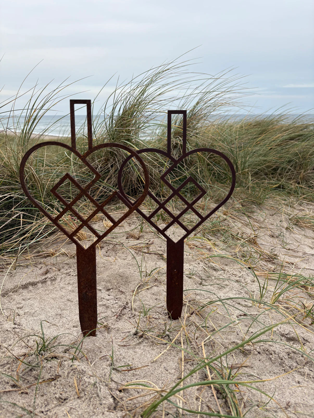 Julehjerte på spyd i corten stål – til udendørs brug