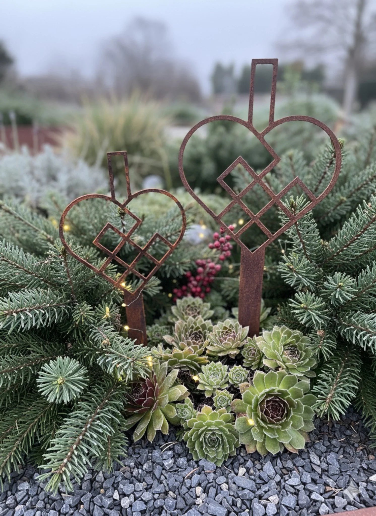 Julehjerte på spyd i corten stål – til udendørs brug